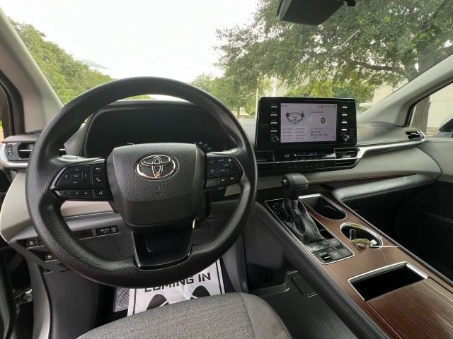 2022 Toyota Sienna LE