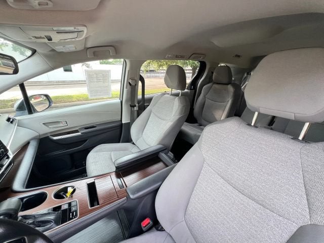 2022 Toyota Sienna LE