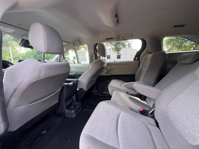 2022 Toyota Sienna LE