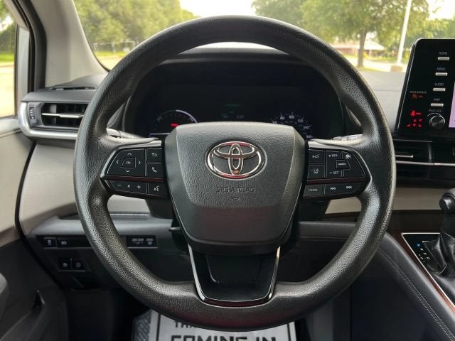 2022 Toyota Sienna LE