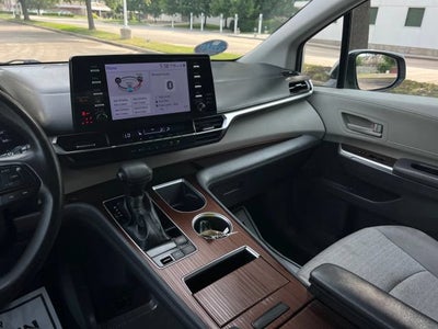 2022 Toyota Sienna LE