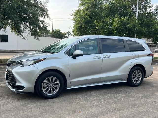2022 Toyota Sienna LE