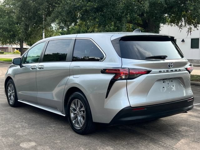 2022 Toyota Sienna LE