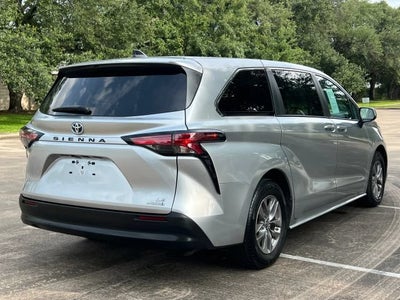 2022 Toyota Sienna LE