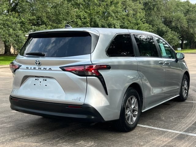 2022 Toyota Sienna LE
