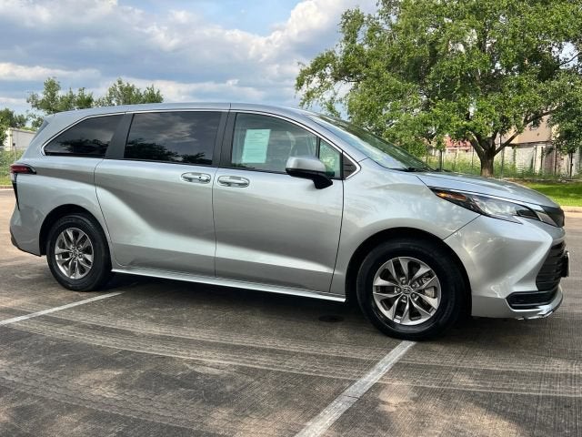 2022 Toyota Sienna LE