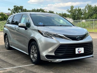 2022 Toyota Sienna LE
